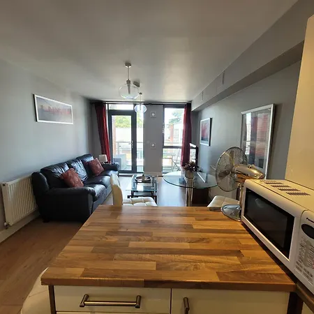 Lesley Court- A Lovely Spacious 2 Bedroom Apartment By Catchpole Stays Челмсфорд Экстерьер фото