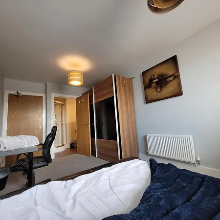 Lesley Court- A Lovely Spacious 2 Bedroom Apartment By Catchpole Stays Челмсфорд Экстерьер фото