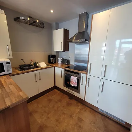 Lesley Court- A Lovely Spacious 2 Bedroom Apartment By Catchpole Stays Челмсфорд Экстерьер фото