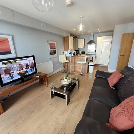 Lesley Court- A Lovely Spacious 2 Bedroom Apartment By Catchpole Stays Челмсфорд Экстерьер фото