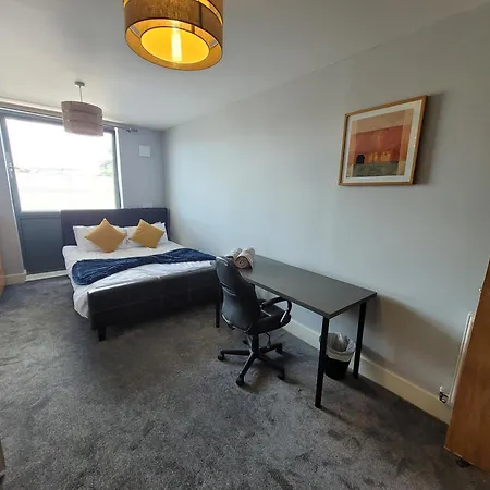 Lesley Court- A Lovely Spacious 2 Bedroom Apartment By Catchpole Stays Челмсфорд Экстерьер фото
