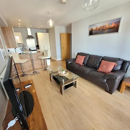 Lesley Court- A Lovely Spacious 2 Bedroom Apartment By Catchpole Stays Челмсфорд Экстерьер фото