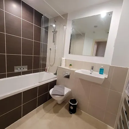 Lesley Court- A Lovely Spacious 2 Bedroom Apartment By Catchpole Stays Челмсфорд Экстерьер фото