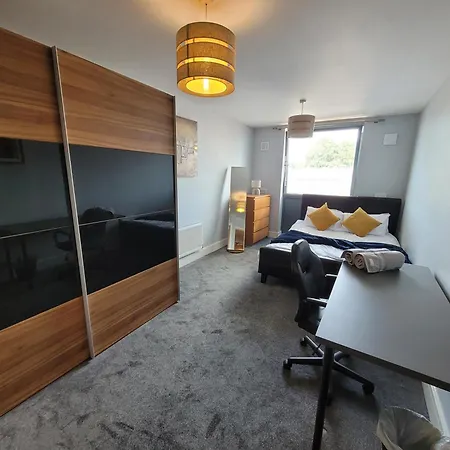 Lesley Court- A Lovely Spacious 2 Bedroom Apartment By Catchpole Stays Челмсфорд Экстерьер фото