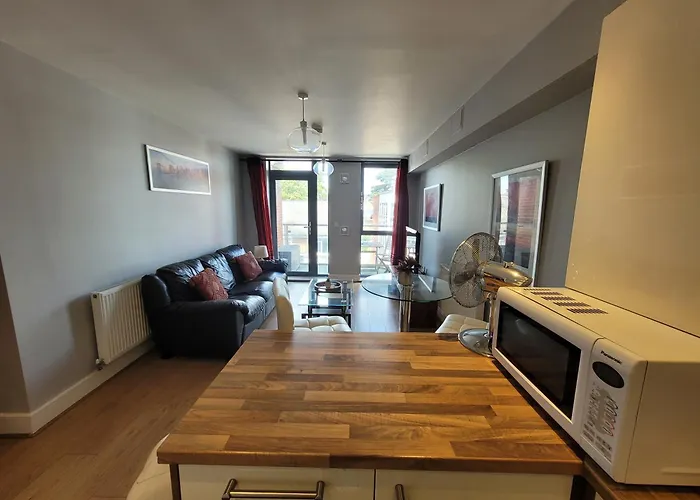 Lesley Court- A Lovely Spacious 2 Bedroom Apartment By Catchpole Stays